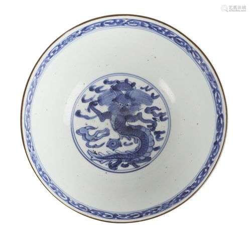 VIETNAM, XIXème siècle. Grand bol en porcelaine émaillée bla...