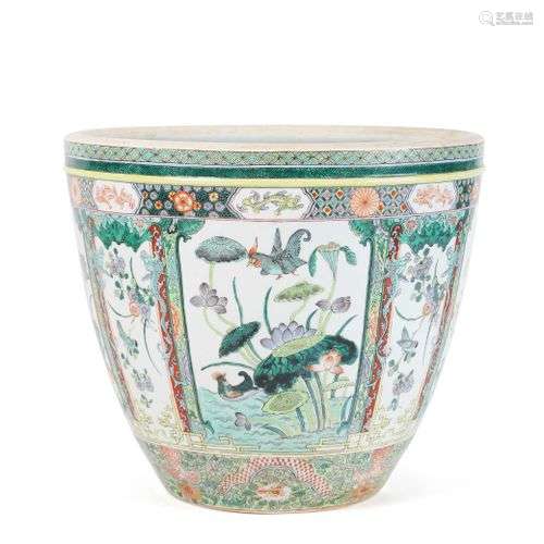 CHINE, XIXème siècle. Grande vasque à poissons en porcelaine...