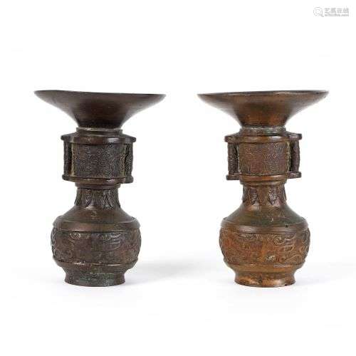 JAPON, XIX et XXème siècle. Deux vases aux anses rouleaux, l...