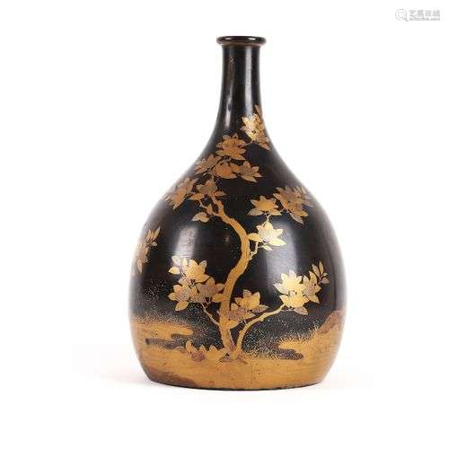 JAPON, époque Edo, XIXème siècle. Bouteille en laque noire e...