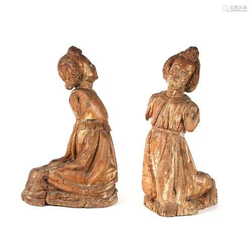 Paire d’anges agenouillés en bois sculpté anciennement polyc...