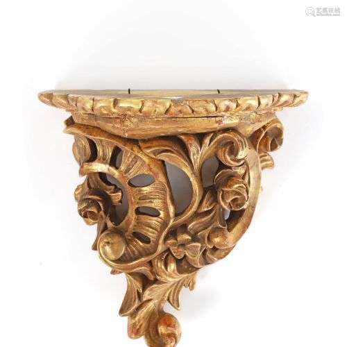 Petite console d'applique en bois doré et sculpté à décor ro...