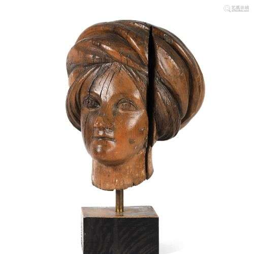 Tête de femme coiffée d’un turban en bois sculpté. XVIIe siè...