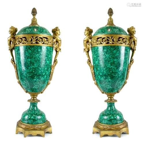 PAIRE D’IMPORTANTS VASES COUVERTS