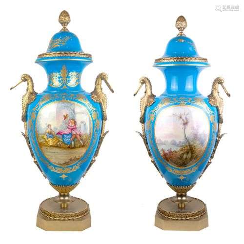 PAIRE DE GRANDS VASES A LA MANIERE DE SEVRES