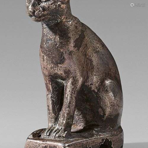 Statuette de chatte Bastet assise, la queue replié…