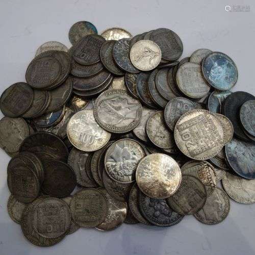 Lot de pièces, la plupart en argent. XIX et XXe si…