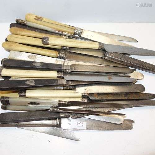 Lot de trente six couteaux dépareillés, les lames …