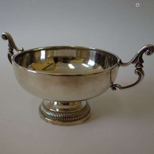 Coupe de mariage en argent (950‰), posant sur un p…