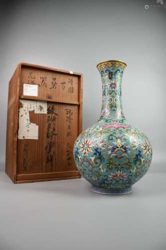 chinese green-ground famille rose porcelain vase