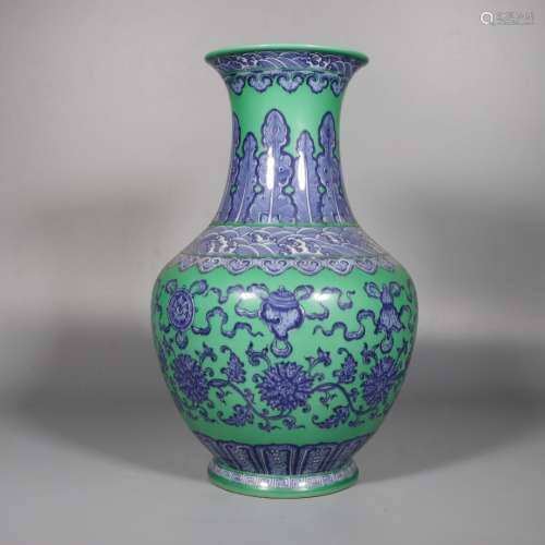 Green Bottom Vase with the Pattern of Flowers of the Qing Qi...