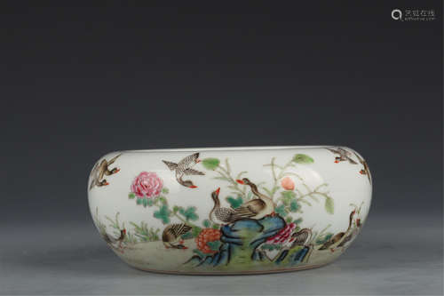 Famille Rose Pot with the Pattern of Flowers and Birds of th...