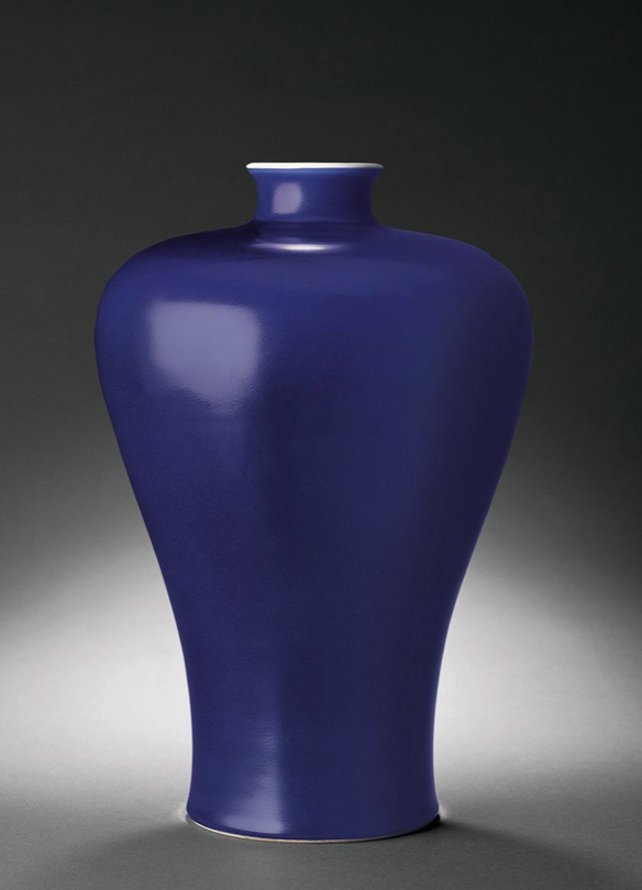 清乾隆霁蓝釉梅瓶