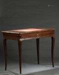 Petit bureau en placage d'amarante, début époque Louis XV À ...