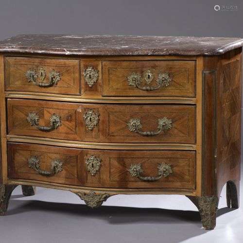 Commode en bois de placage, début de l'époque Louis XV De fo...