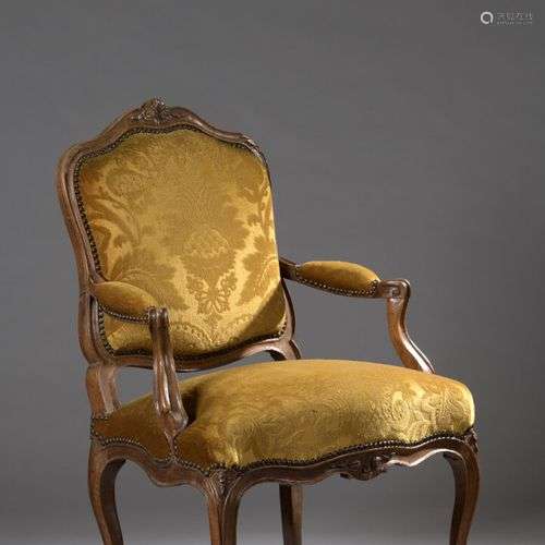 Fauteuil en bois mouluré et sculpté d'époque Louis XV À doss...