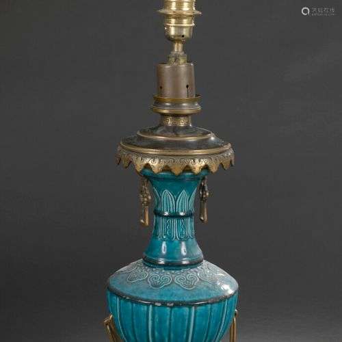 Attribué à Théodore DECK vers 1860 Lampe émaillée turquoise,...