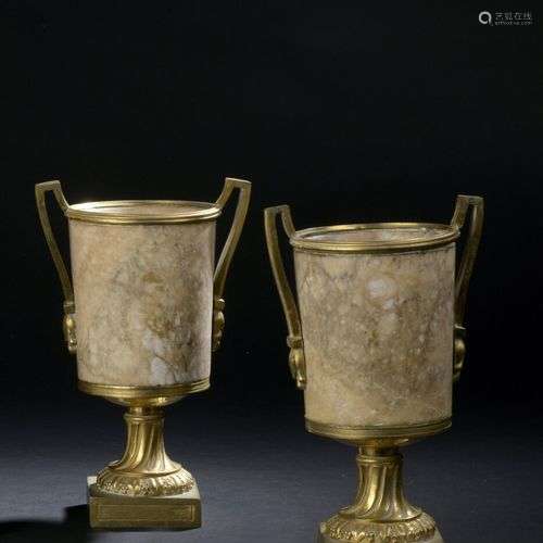 Paire de vases en albâtre à monture en bronze ciselé doré d'...