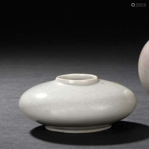 CHINE, XIXe siècle Lave-pinceau en porcelaine émaillée blanc...