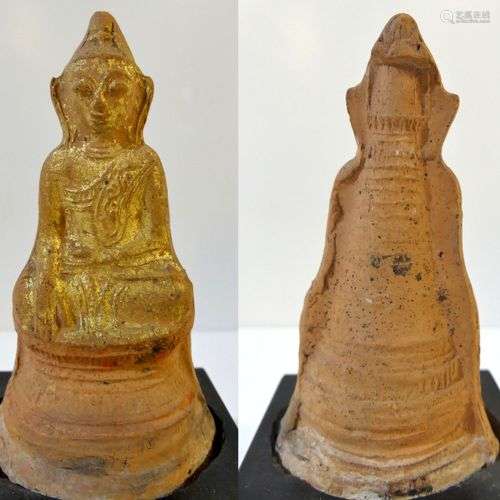 Statuette votive en terre cuite représentant un Bouddha assi...