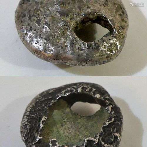 Monnaie miniature en forme de cupule trouée en métal argenti...