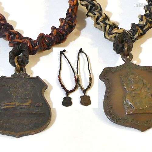 Lot de 2 amulettes sacrées sur cordon tressé. Thailande. 2èm...