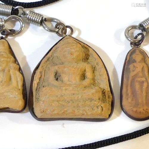 Lot de 3 amulettes en terre cuite cerclée de cuivre. Thaïlan...