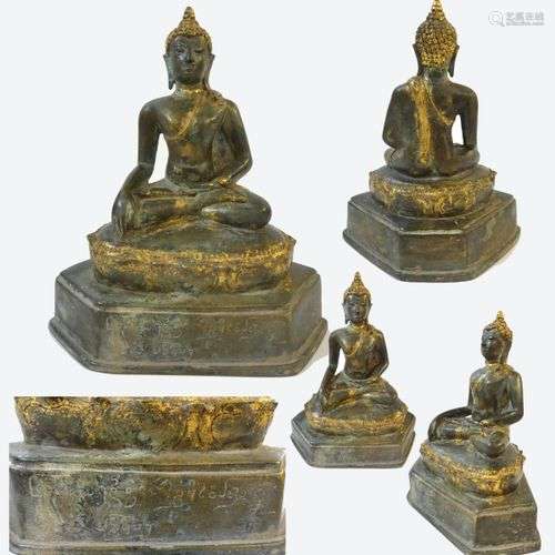 Intéressant Bouddha en bronze assis dans la position de la p...