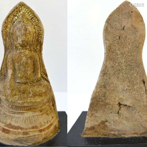 Amulette votive en terre cuite représentant Bouddha assis en...