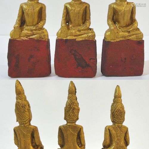 Lot de 3 petits Bouddha votifs en bois laqué et doré assis d...