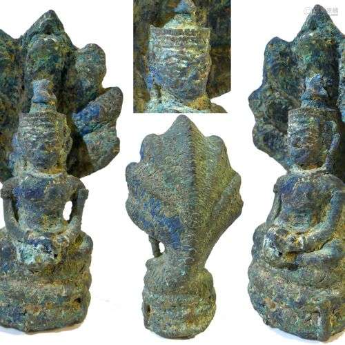 Bouddha en bronze à patine de fouille bleue assis en méditat...