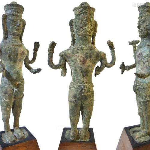 Rare Vishnu (Narayana en Thaïlande) aux 4 bras debout en bro...