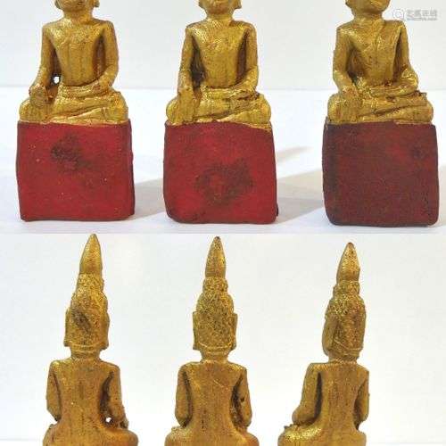 Lot de 3 petits Bouddha votifs en bois laqué et doré assis d...