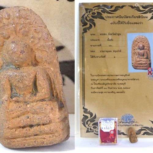 Amulette en terre cuite représentant un Bouddha assis dans l...