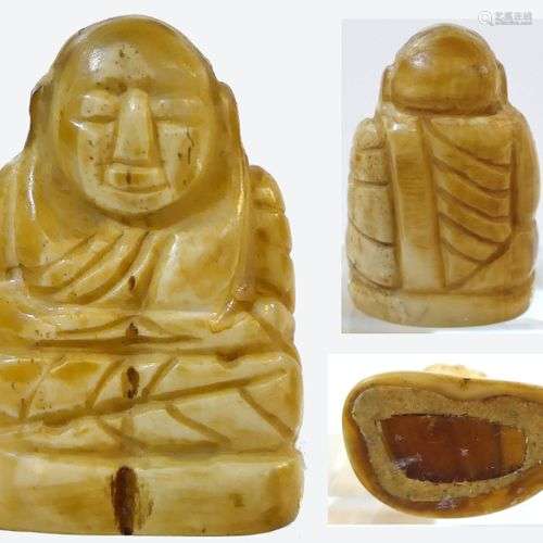 Amulette taillée dans de l'os représentant Bouddha Maitreya ...