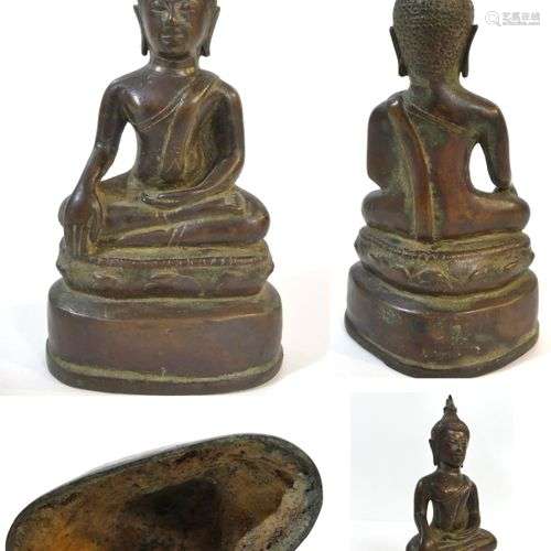 Bouddha en bronze à forte teneur en cuivre assis dans la pos...