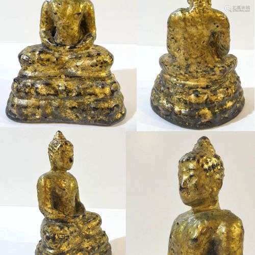 Bouddha en bois laqué et doré assis en vajrasana, en méditat...