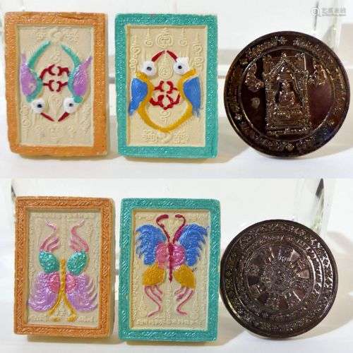 Lot de 3 amulettes : Les 2 premières représentent le vénérab...