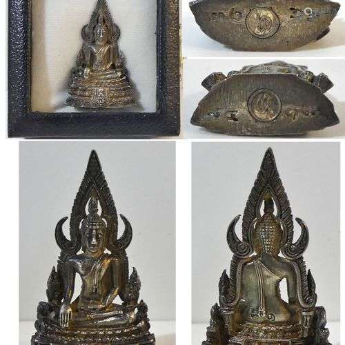 Amulette richement ouvragée représentant le Bouddha Chinarat...
