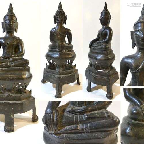 Intéressant Bouddha en bronze assis dans la position de la p...