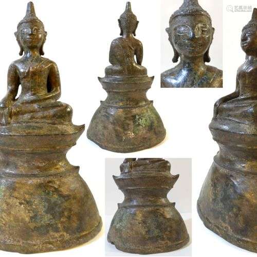 Exceptionnel Bouddha en bronze avec traces de laque et de do...