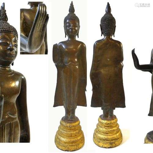 Bouddha en bronze sur socle en bois ouvragé debout en simple...