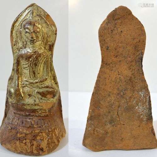 Amulette votive en terre cuite représentant Bouddha assis en...