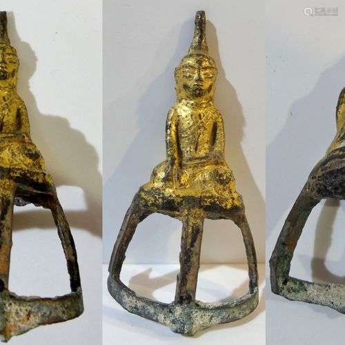 Bouddha votif en bronze doré assis dans la position de la pr...