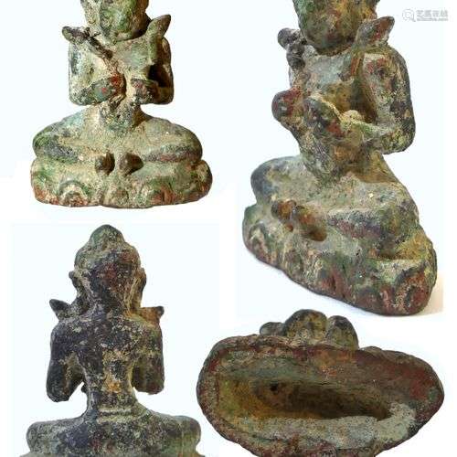 Rare Bouddha votif en bronze à patine de fouille assis tenan...