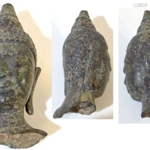 Tête de Bouddha en bronze. Thaïlande : Ayutthaya. 15/XVIIe. ...