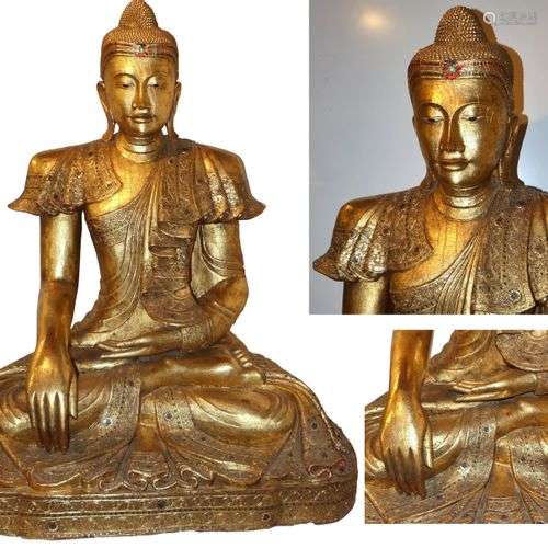 Important Bouddha en teck laqué et doré au beau visage expre...