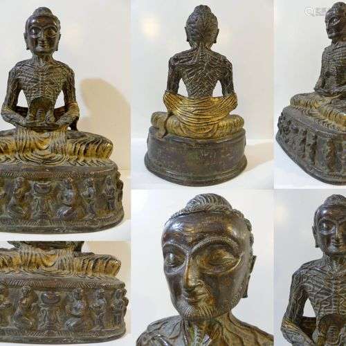 Bouddha émacié méditant en bronze avec traces de dorures ass...
