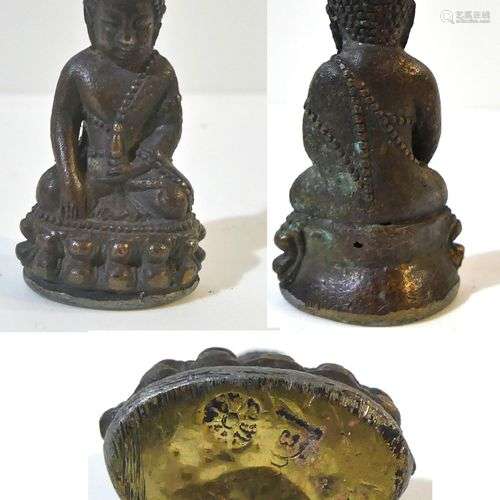 Amulette en bronze représentant Bouddha dans la position de ...
