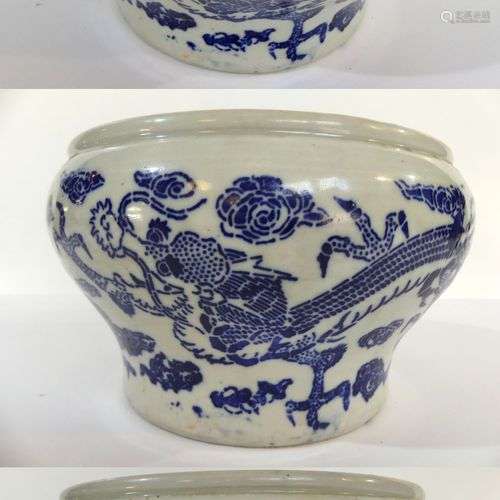 Pot en porcelaine blanche à décor de dragon bleu. Thaïlande....